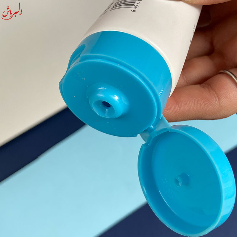 کلینزر سفید کننده صورت شیر